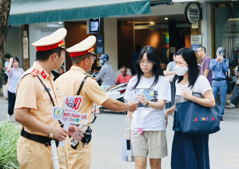 "Cố gắng làm bài tốt nhé, đừng quá lo lắng, áp lực..."