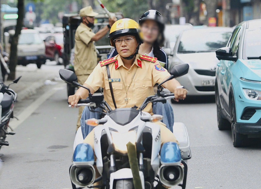 Thí sinh được lực lượng CSGT hỗ trợ đưa đến điểm thi do xe đạp điện gặp sự cố Thí sinh được lực lượng CSGT hỗ trợ đưa đến điểm thi do xe đạp điện gặp sự cố