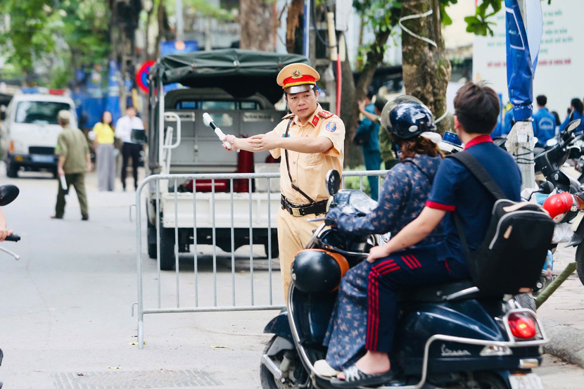 Barie chắn đường, không cho ô tô đi vào khu vực điểm thi, ưu tiên thí sinh lên hàng đầu