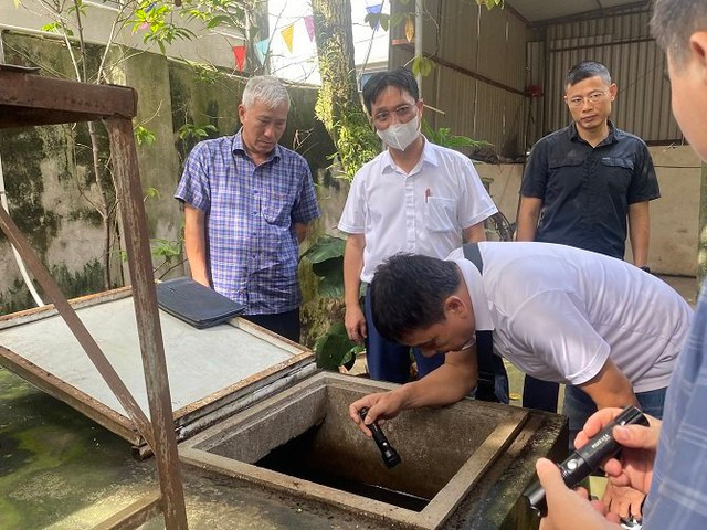 Lãnh đạo CDC Hà Nội kiểm tra công tác phòng chống SXH tại một hộ gia đình Lãnh đạo CDC Hà Nội kiểm tra công tác phòng chống SXH tại một hộ gia đình