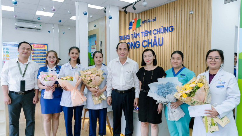 PGS.TS Tăng Chí Thượng - Giám đốc Sở Y tế TP HCM chúc mừng ê-kíp y, bác sĩ của Nhà thuốc và trung tâm tiêm chủng Long Châu đã cấp cứu thành công cho người bệnh