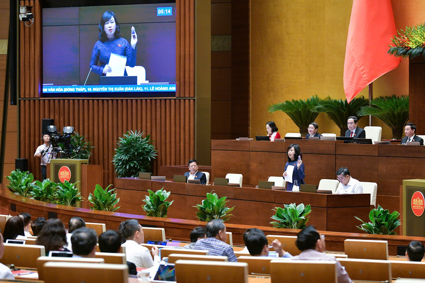 Bộ trưởng Đào Hồng Lan giơ lên một số mẫu thuốc lá điện tử bắt mắt để minh chứng về sự nguy hiểm của sản phẩm này