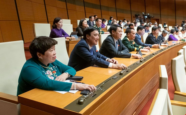 Các ĐBQH biểu quyết thông qua Nghị quyết Kỳ họp thứ 8