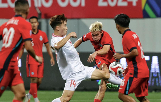 Singapore (áo đỏ) thua Việt Nam bởi các bàn thắng ghi trong thời gian bù giờ cuối trận Singapore (áo đỏ) thua Việt Nam bởi các bàn thắng ghi trong thời gian bù giờ cuối trận