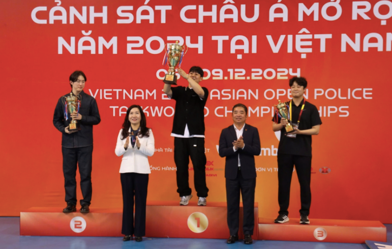 Ban tổ chức trao giải cho các đoàn đạt thành tích cao (Ảnh: CAND)