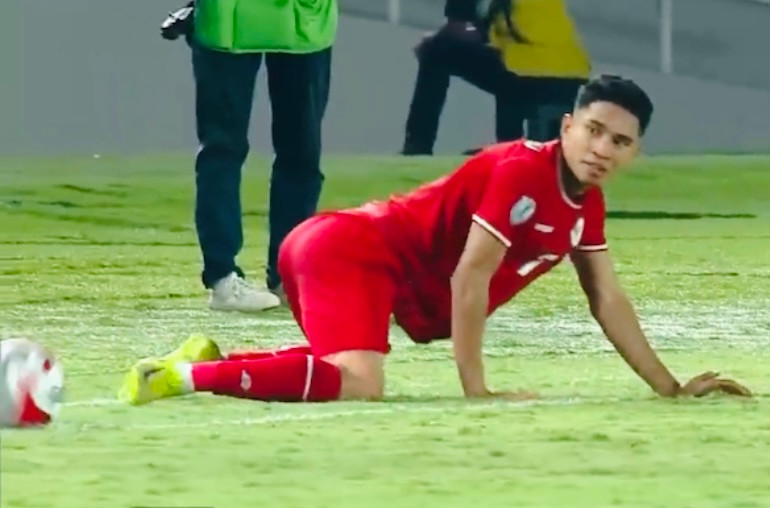 Marselino Ferdinan nhận thẻ đỏ trực tiếp sau pha vào bóng nguy hiểm Marselino Ferdinan nhận thẻ đỏ trực tiếp sau pha vào bóng nguy hiểm