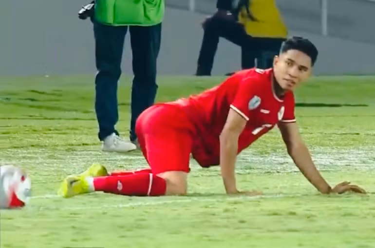 Marselino Ferdinan nhận thẻ đỏ trực tiếp sau pha vào bóng nguy hiểm