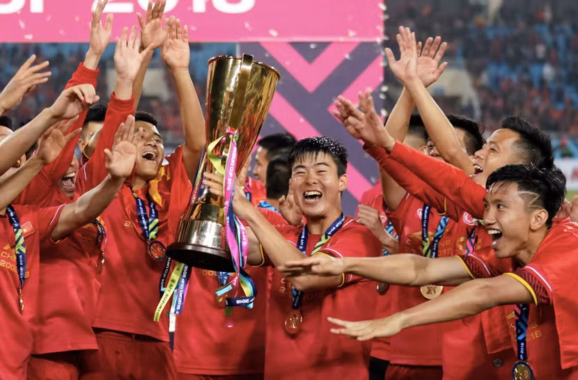 Duy Mạnh nâng cao cúp vô địch AFF Cup 2018