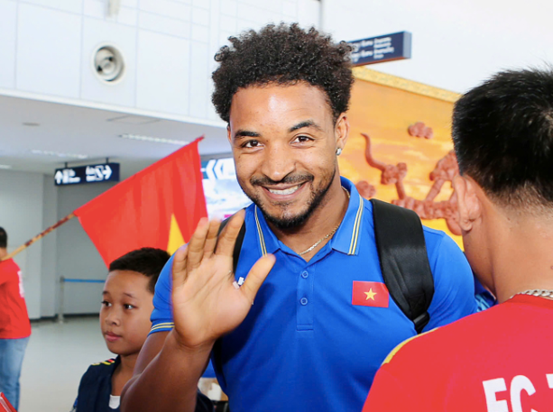 Tân binh Nguyễn Xuân Son rạng rỡ, đón nhận tình cảm người hâm mộ