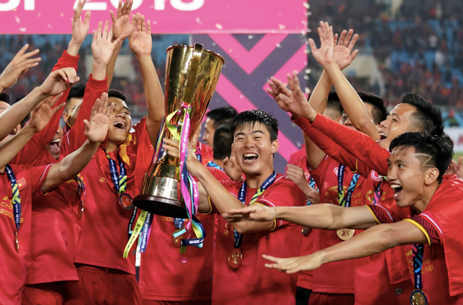 Duy Mạnh cùng đồng đội nâng cao cúp vô địch AFF Cup 2018