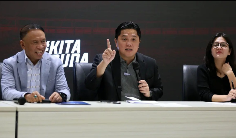 Vỡ mộng đăng cai World Cup 2034, Chủ tịch PSSI Erick Thohir (giữa) cho biết nước này sẽ chuyển hướng sang xin đăng cai Asian Cup 2031 Vỡ mộng đăng cai World Cup 2034, Chủ tịch PSSI Erick Thohir (giữa) cho biết nước này sẽ chuyển hướng sang xin đăng cai Asian Cup 2031