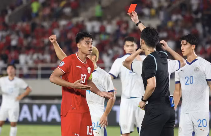 Đội trưởng Ferarri của Indonesia nhận thẻ đỏ trong trận thua Philippines