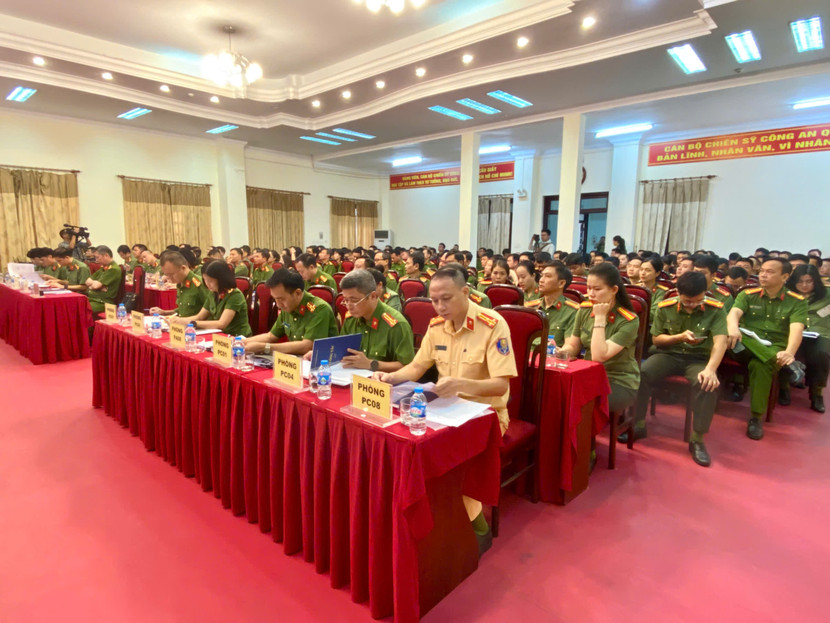 Hội nghị có sự tham gia của đại diện lãnh đạo các phòng nghiệp vụ của CATP Hà Nội để giải đáp thắc mắc, ý kiến của Công an các phường