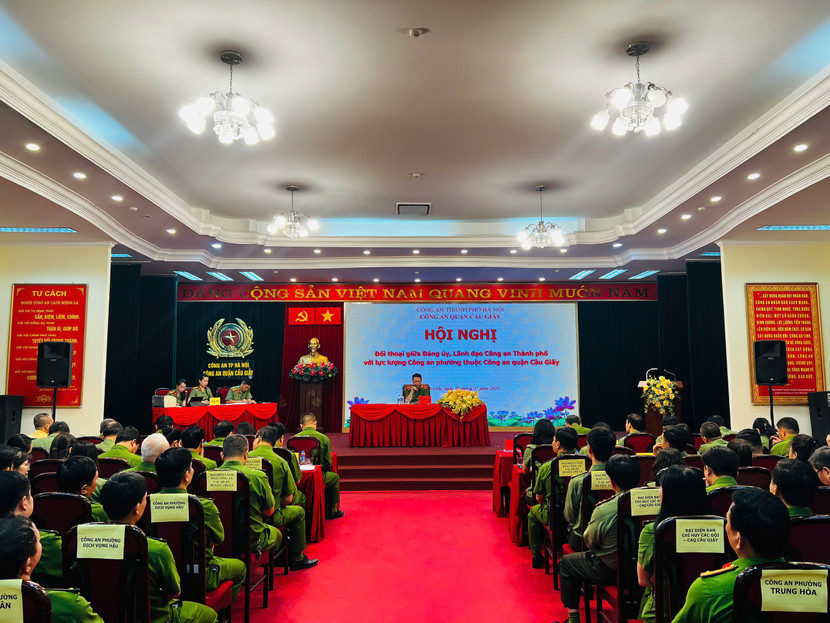 Đồng chí Phó Giám đốc CATP lắng nghe các ý kiến, giao cho đại diện phòng nghiệp vụ trả lời theo đúng chuyên môn, chức trách