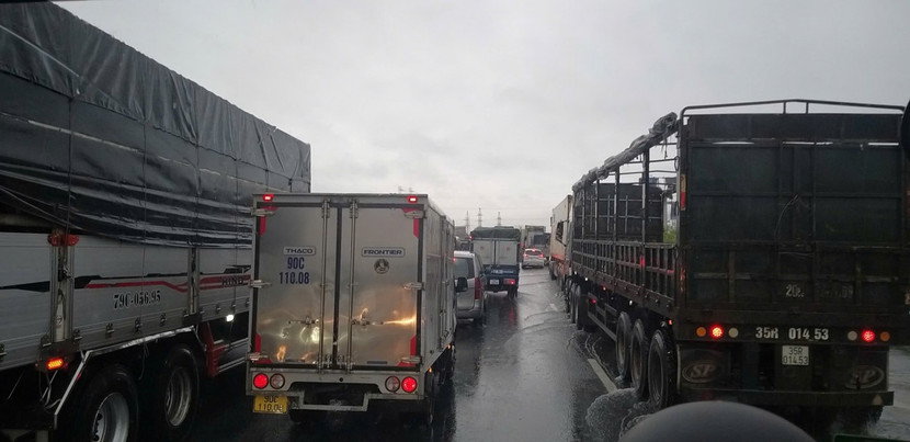 Tại khu vực từ km191 đến km191+500 trên tuyến cao tốc Pháp Vân - Cầu Giẽ, cả hai chiều đường đã bị ngập sâu do mưa lớn kéo dài