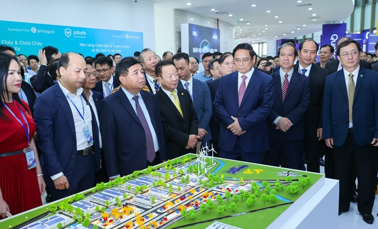 Thủ tướng Chính phủ Phạm Minh Chính và các đại biểu tham quan tại sự kiện