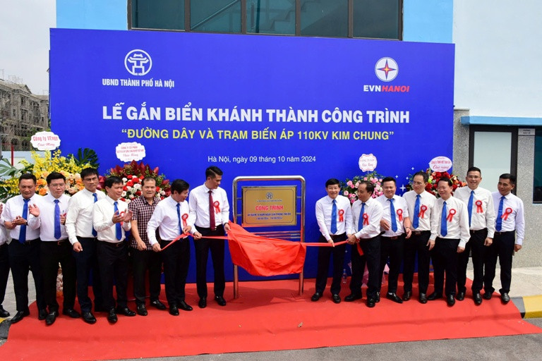 EVNHANOI tổ chức lễ gắn biển khánh thành các công trình điện