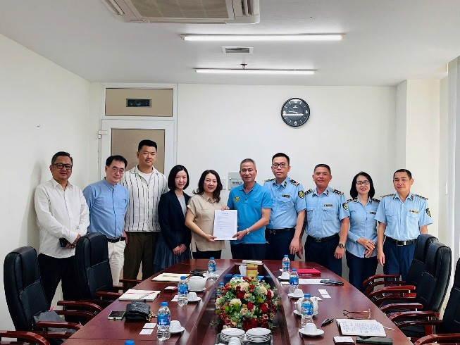 Đại diện nhãn hiệu CHANEL trao Thư cảm ơn Cục trưởng Trương Văn Ba Đại diện nhãn hiệu CHANEL trao Thư cảm ơn Cục trưởng Trương Văn Ba