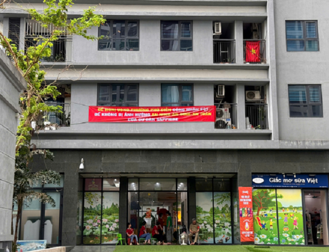 Cư dân căng băng rôn phản đối chủ đầu tư một dự án