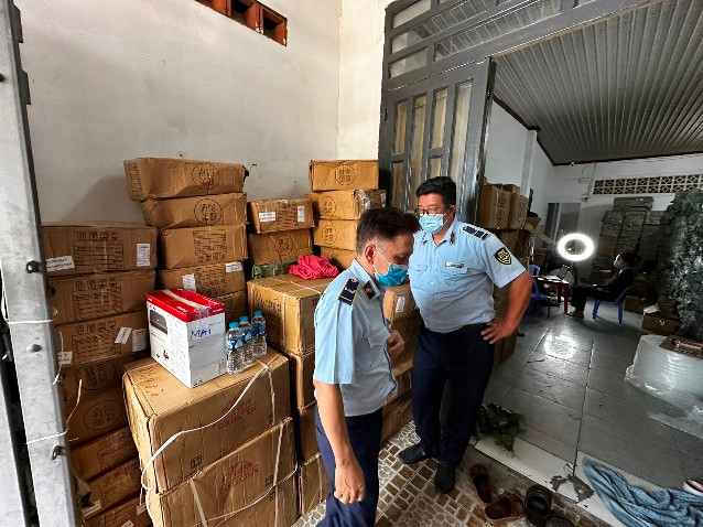 Lực lượng QLTT TP HCM kiểm tra kho mỹ phẩm nghi nhập lậu Lực lượng QLTT TP HCM kiểm tra kho mỹ phẩm nghi nhập lậu