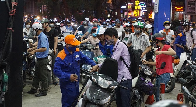 Người dân từng phải xếp hàng dài mua xăng vì những bất cập trong hoạt động kinh doanh xăng dầu Người dân từng phải xếp hàng dài mua xăng vì những bất cập trong hoạt động kinh doanh xăng dầu