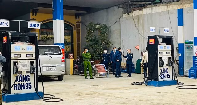 Một cửa hàng xăng dầu tại quận Tây Hồ (Hà Nội) dùng chứng nhận đủ điều kiện bán lẻ hết hạn bị lực lượng chức năng xử phạt