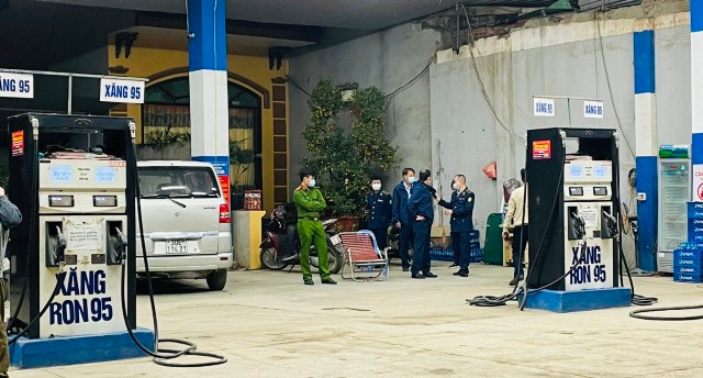 Một cửa hàng xăng dầu tại quận Tây Hồ (Hà Nội) dùng chứng nhận đủ điều kiện bán lẻ hết hạn bị lực lượng chức năng xử phạt