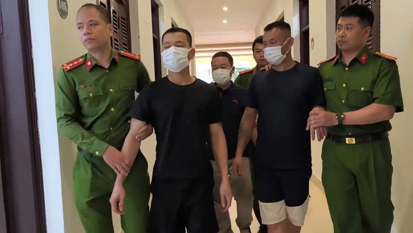 Trước đó, Cảnh sát hình sự Hà Nội đã đưa về trụ sở 3 đối tượng có liên quan đến nhóm "lợn rừng" để điều tra làm rõ Trước đó, Cảnh sát hình sự Hà Nội đã đưa về trụ sở 3 đối tượng có liên quan đến nhóm "lợn rừng" để điều tra làm rõ