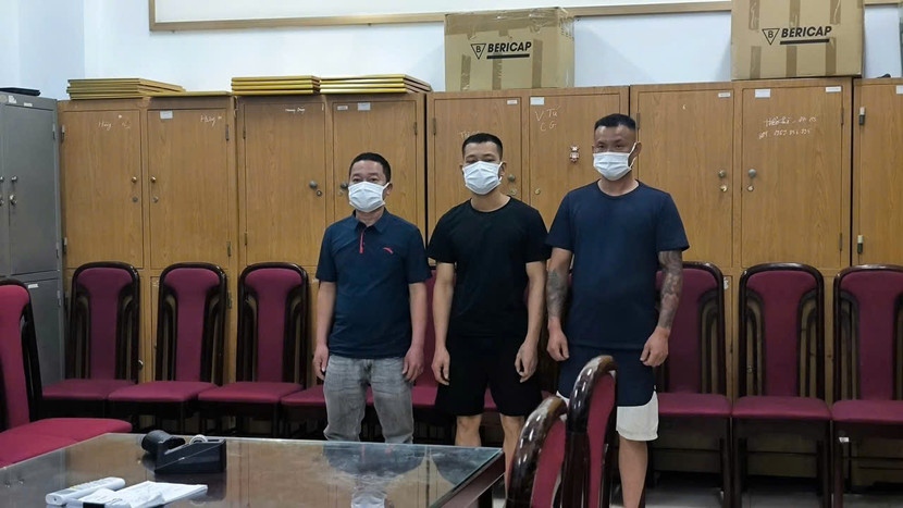 Ba đối tượng có liên quan đến nhóm "Lợn rừng" đã được đưa về trụ sở cơ quan Công an để điều tra làm rõ Ba đối tượng có liên quan đến nhóm "Lợn rừng" đã được đưa về trụ sở cơ quan Công an để điều tra làm rõ