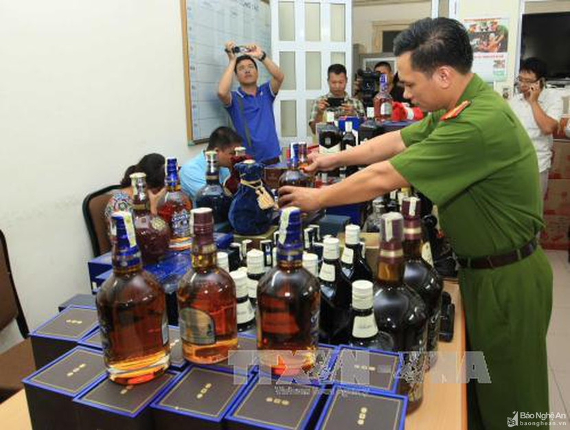 Công an Hà Nội triệt phá ổ nhóm sản xuất, tiêu thụ rượu ngoại giả