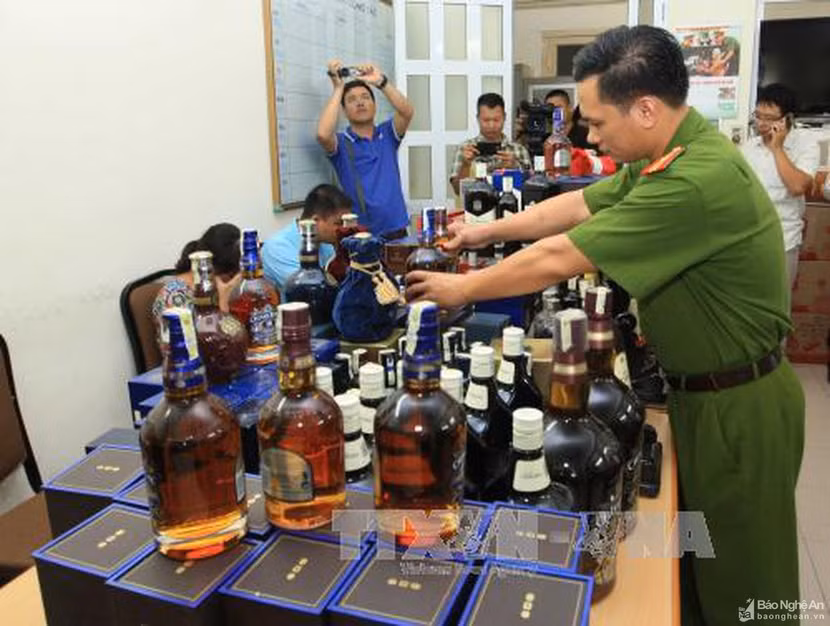 Công an Hà Nội triệt phá ổ nhóm sản xuất, tiêu thụ rượu ngoại giả