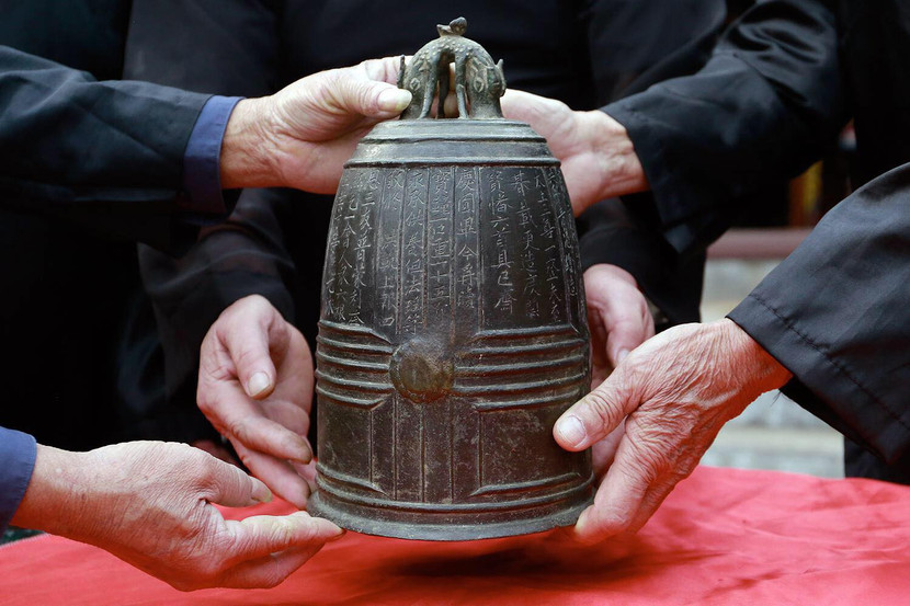 Bài minh khắc trên chuông ghi rõ bối cảnh lịch sử năm 948 khi đúc chuông. Đây là hiện vật độc bản, đặc biệt giá trị với 1072 năm tồn tại nguyên vẹn Ảnh: Vân quế Bài minh khắc trên chuông ghi rõ bối cảnh lịch sử năm 948 khi đúc chuông. Đây là hiện vật độc bản, đặc biệt giá trị với 1072 năm tồn tại nguyên vẹn Ảnh: Vân quế