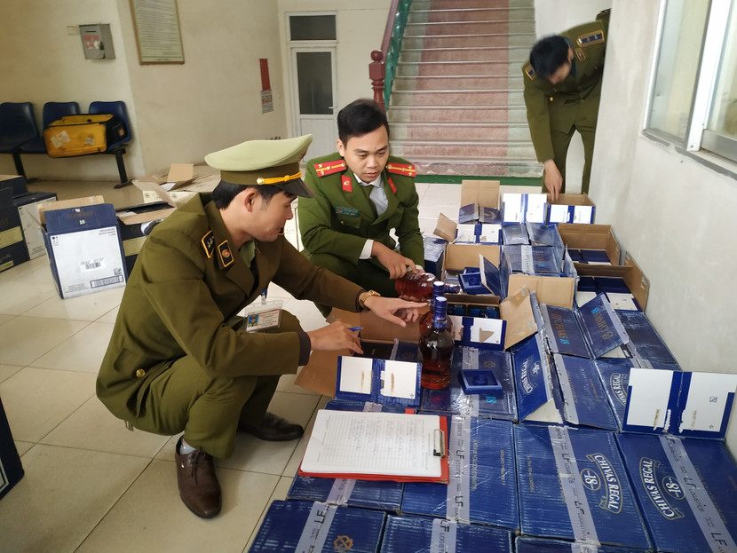 Lực lượng chức năng kiểm tra số rượu nhập lậu