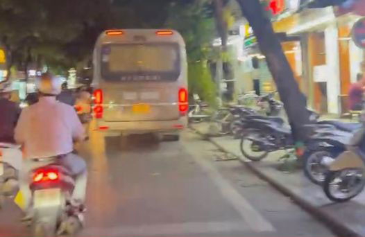 Hình ảnh xe ô tô đi vào đường cấm do người dân ghi lại