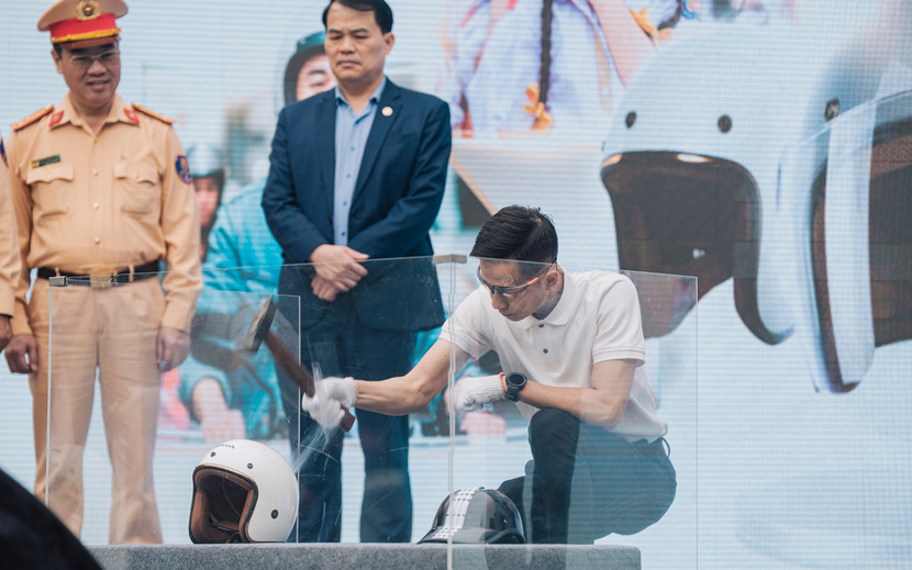 Các đại biểu chứng kiến việc đánh giá chất lượng mũ bảo hiểm đạt chuẩn.