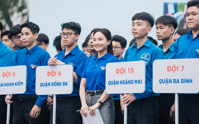 Thanh niên Thủ đô tham gia tuyên truyền đội mũ bảo hiểm đạt chuẩn khi đi mô tô, xe máy điện