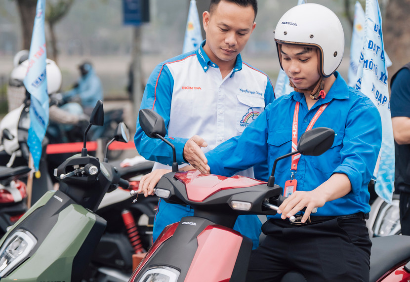 Hướng dẫn viên Honda Việt Nam hướng dẫn đội mũ bảo hiểm đạt chuẩn và lái xe an toàn