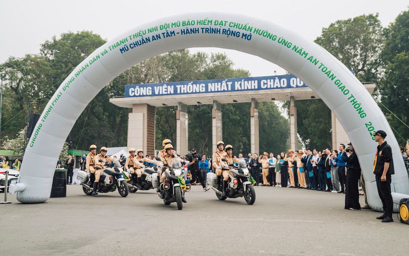 Lực lượng Cảnh sát giao thông Hà Nội diễu hành tuyên truyền về chấp hành và giữ gìn trật tự an toàn giao thông