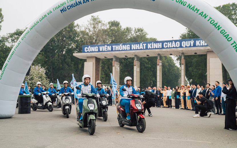 Thanh niên Thủ đô diễu hành tuyên truyền đội mũ bảo hiểm đạt chuẩn khi đi mô tô, xe máy điện, giữ gìn trật tự an toàn giao thông