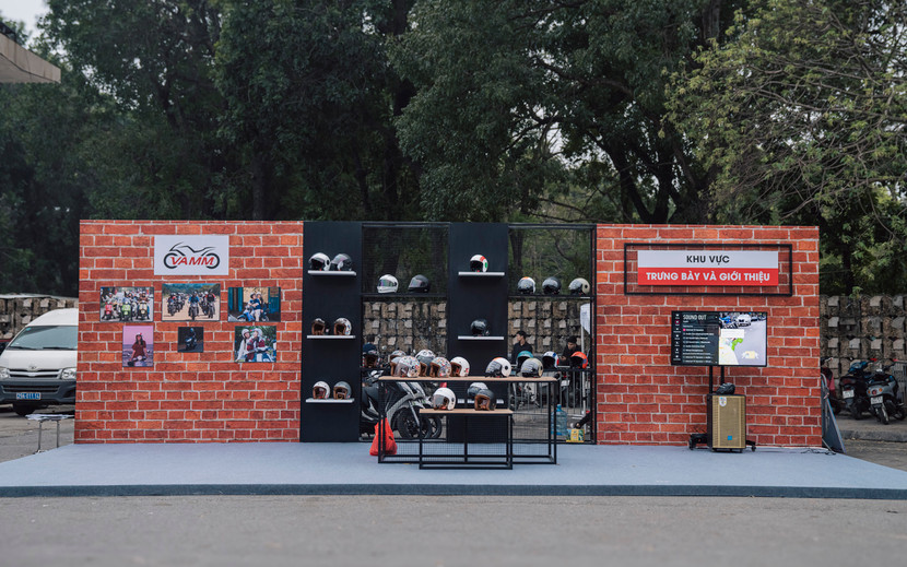 Khu trưng bày mũ bảo hiểm đạt Quy chuẩn kỹ thuật quốc gia