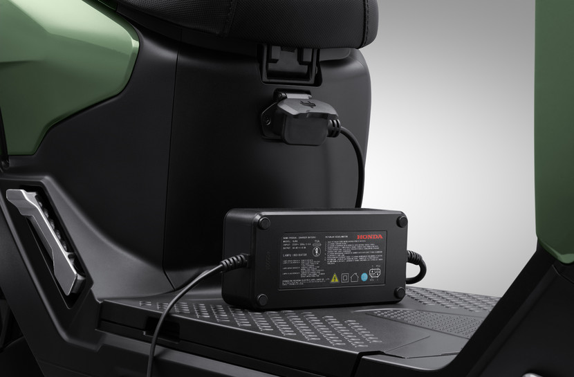 Pin của ICON e: có thể sạc trực tiếp trên xe hoặc tách riêng