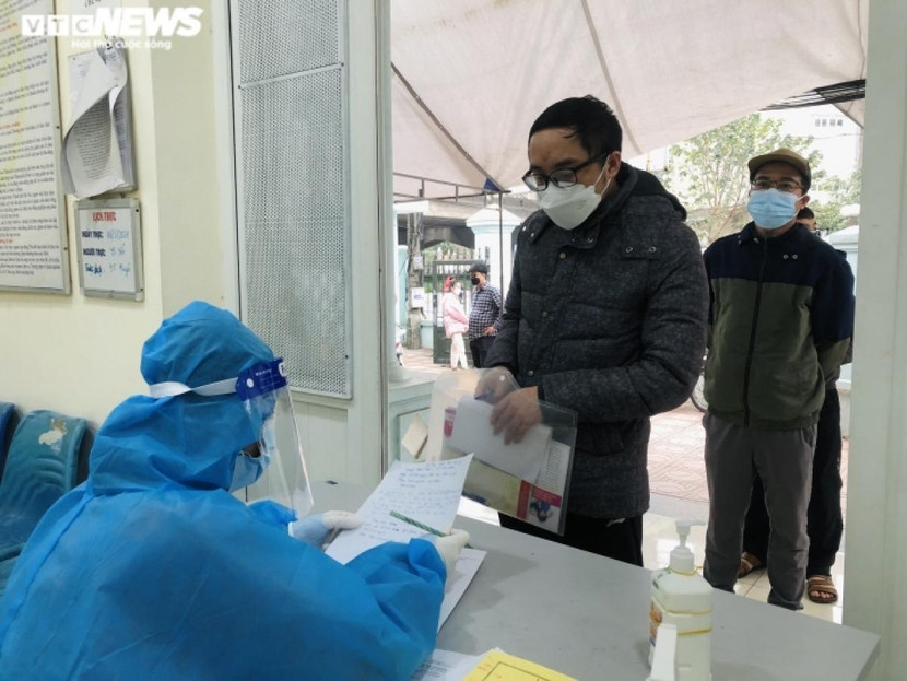 Nhiều trạm y tế quá tải lượng F0 đến xin giấy xác nhận mắc Covid-19