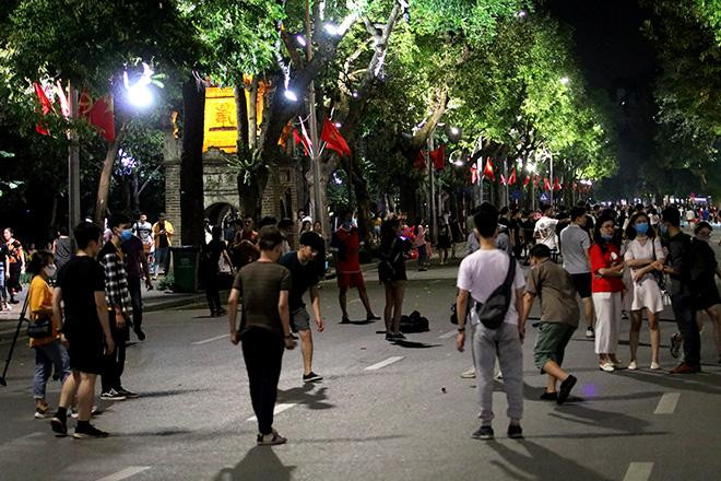 Phố đi bộ quanh Hồ Gươm đông đúc trong ngày mở cửa trở lại cuối tuần vừa qua