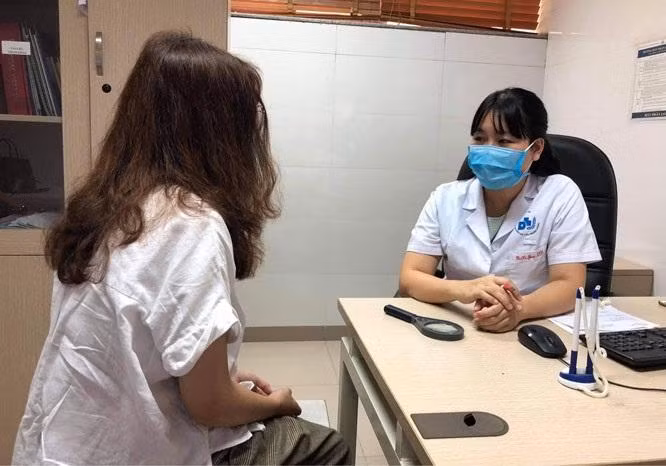 Khám bệnh tại Bệnh viện Da liễu Trung ương (Ảnh minh họa)