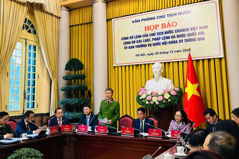 Thứ trưởng Bộ Công an Nguyễn Ngọc Lâm trình bày những nội dung cơ bản của 3 luật do Bộ Công an chủ trì soạn thảo.