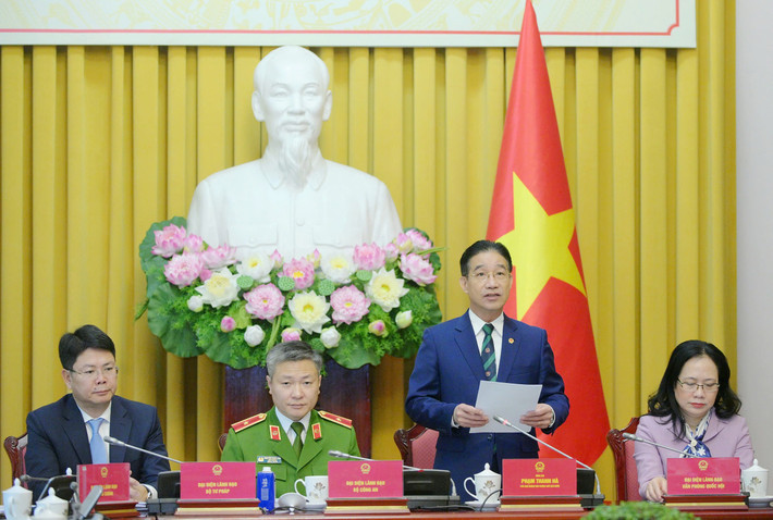 Đồng chí Phạm Thanh Hà công bố lệnh của Chủ tịch nước về công bố các luật