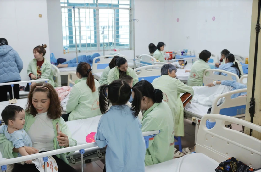 Bệnh viện Thanh Nhàn gần đây luôn trong tình trạng quá tải bệnh nhân sởi Bệnh viện Thanh Nhàn gần đây luôn trong tình trạng quá tải bệnh nhân sởi