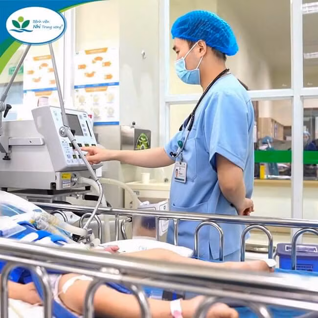 Cháu bé đang được cấp cứu, điều trị tại Bệnh viện Nhi Trung ương