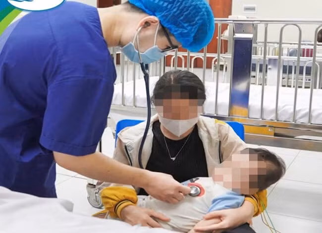 Bác sĩ thăm khám cho trẻ tại Bệnh viện Nhi Trung ương