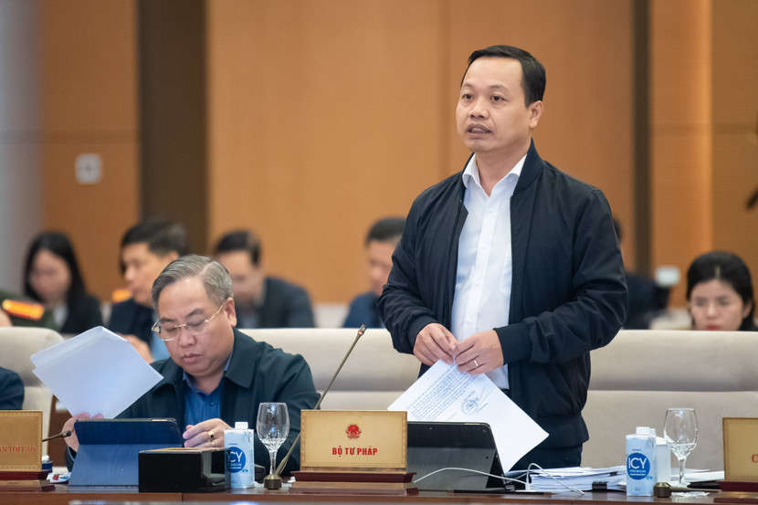 Thứ trưởng Bộ Tư pháp Trần Tiến Dũng trình bày Tờ trình tại phiên họp